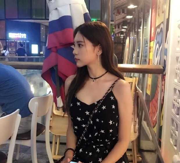 篮球宝贝深色装束眼神坚定，薄纱外套增添冷艳气质，动作充满力量感