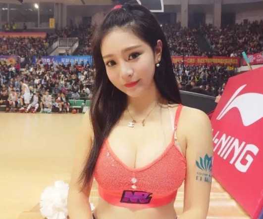 篮球宝贝侧身撩发，紧身运动装凸显健康曲线，动作自然娇憨