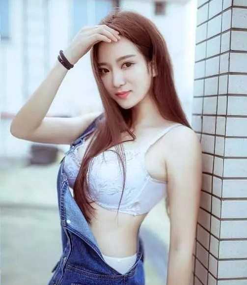 篮球宝贝场边舞动笑容灿烂，发丝飞扬间带动全场热烈气氛