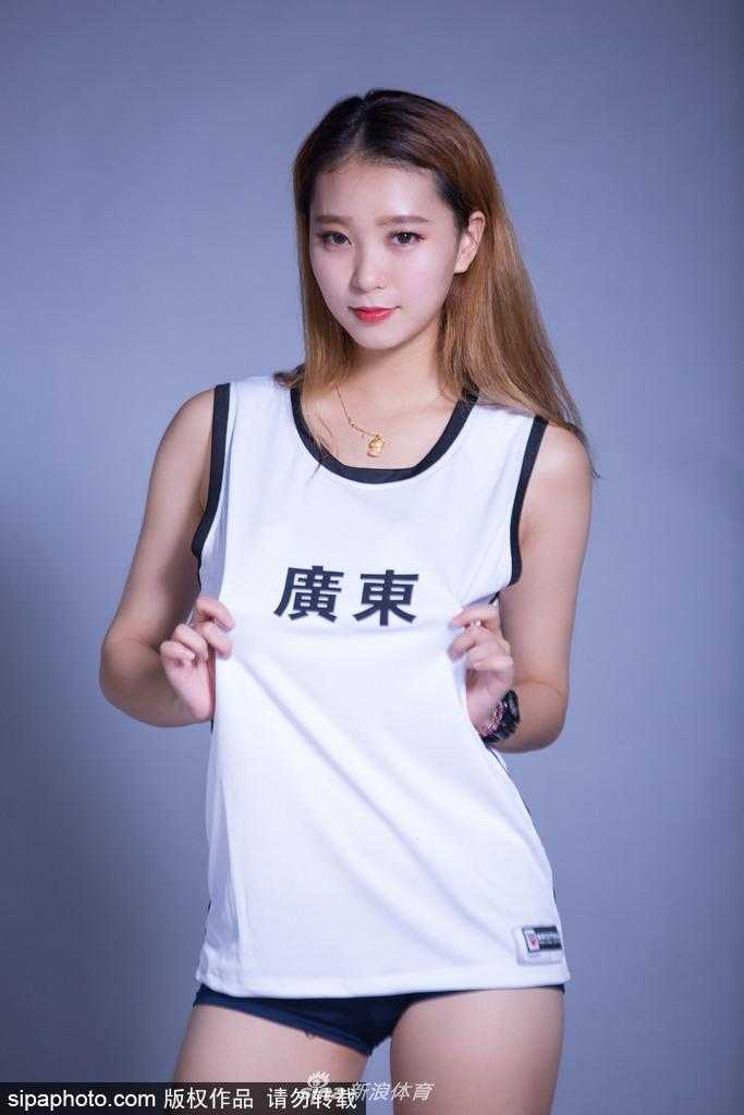 篮球宝贝手持助威花球，神情专注而坚定，她们是看台上最美丽的守护者。