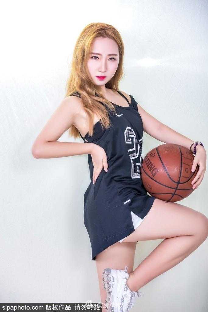 宝贝轻倚健身球笑容灿烂，健康活力气息扑面而来