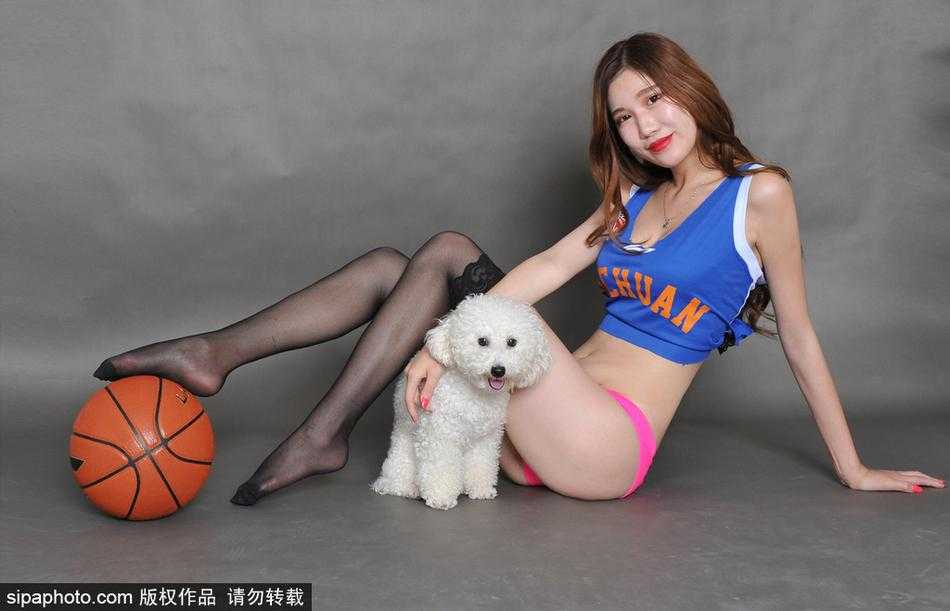 镜头拉近，一位宝贝手持助威花球，眼神中透露出坚定与期许。她身后虚化的背景仿佛就是那战绩不佳的过往，而焦点始终停留在她试图用美丽与活力书写的全新希望之上。