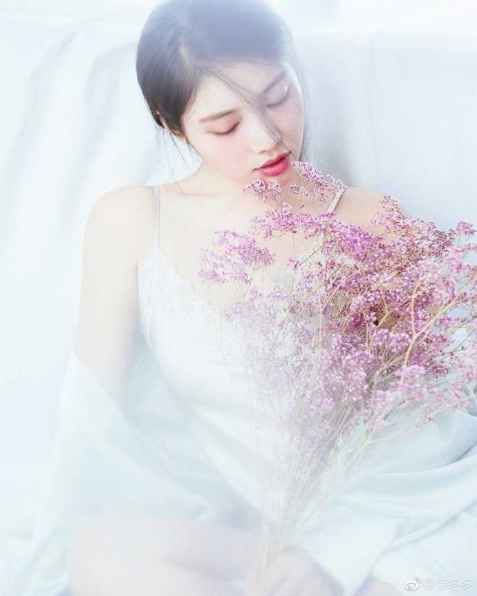 徐冬冬以一套黑色时尚装扮出镜，举手投足间散发着强大自信，完美融合了力量与性感的美感。