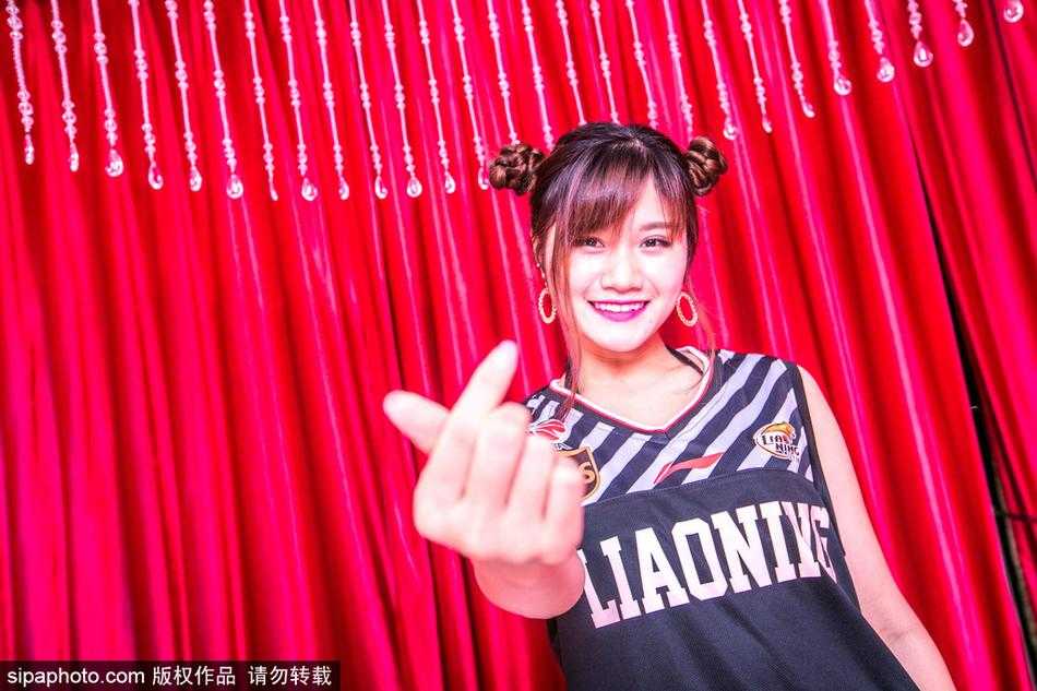 赛场上，篮球宝贝们高高束起俏皮的哪吒头，手持金色花球，随着动感音乐跃动，青春的气息几乎要溢出屏幕。