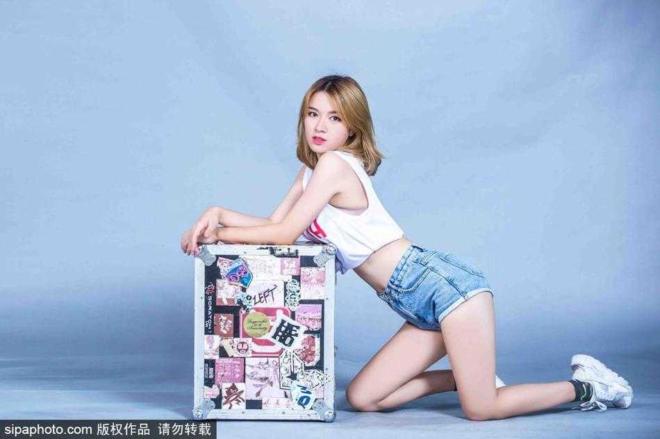 在训练场馆的背景下，篮球宝贝高高跃起做出投篮动作，身体在空中形成一道优美的弧线，仿佛时间在这一刻静止，只留下最纯粹的动感与激情。