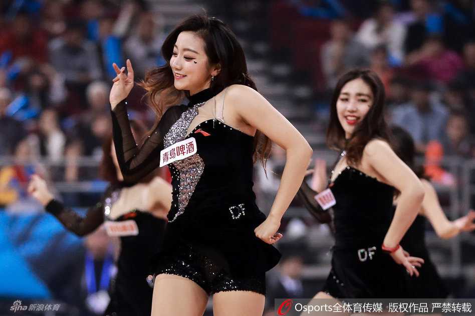 棒球少女造型的啦啦队员，长相甜美，手拿彩球，红色活力炫舞，呼之欲出的青春气息。