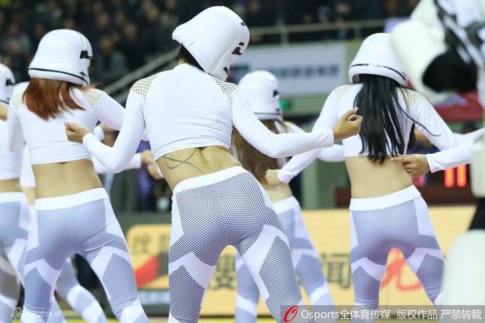 斗牛女郎风格装扮，黑丝美腿，红色短裙，活力炫舞，甜美笑容洋溢，疑似走光却依然专业。