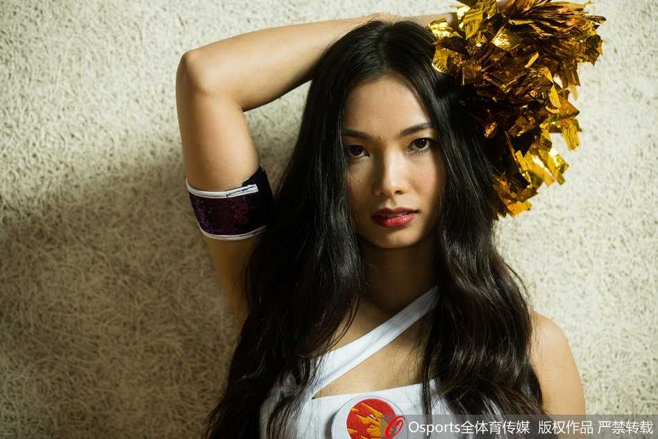 在热烈的欢呼声中，一名啦啦队员高高跃起，完成了一个完美的空中一字马，瞬间成为全场镜头聚焦的绝对中心。