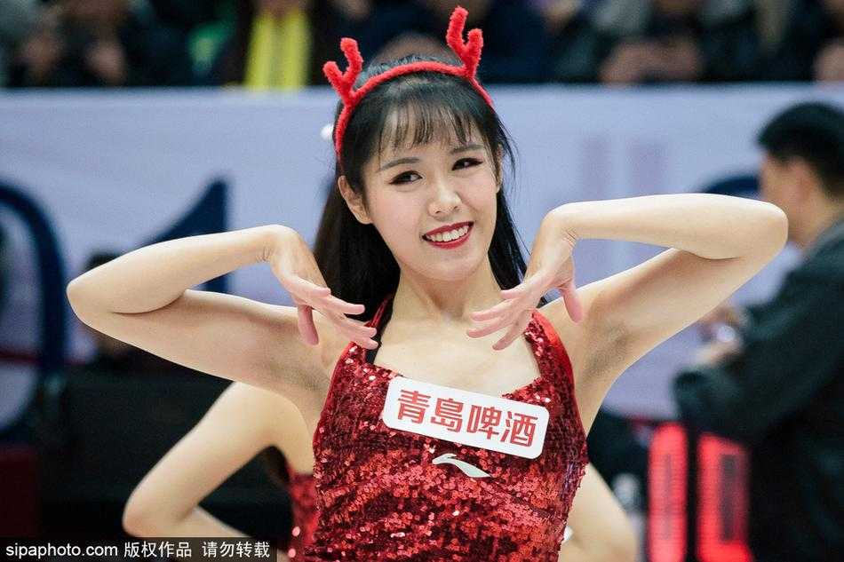 身穿红白相间活力队服的篮球宝贝，在赛场中央随着强劲节拍尽情舞动，高扎的马尾辫甩出青春弧度，笑容比场馆灯光更璀璨。