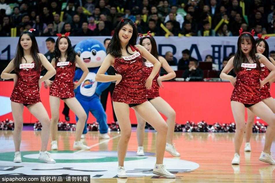 镜头拉近，这位篮球宝贝眼神专注而明亮，脸颊因高强度运动泛着健康红晕，手中花球仿佛也被她的热情点燃，成为赛场边最靓丽的风景线。