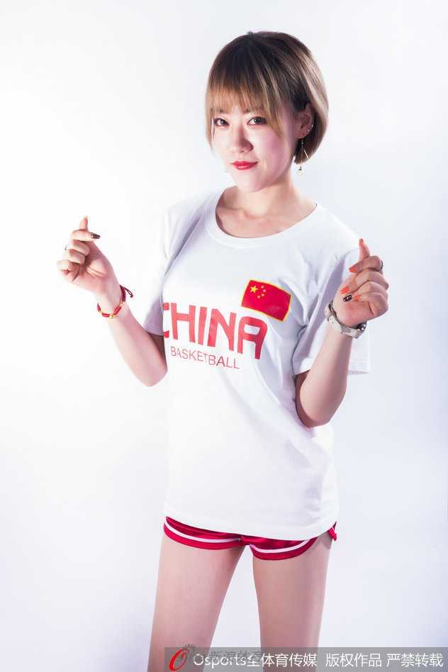 宝贝们扎着清爽马尾，身着红色加油T恤，笑容明媚仿佛初升的太阳