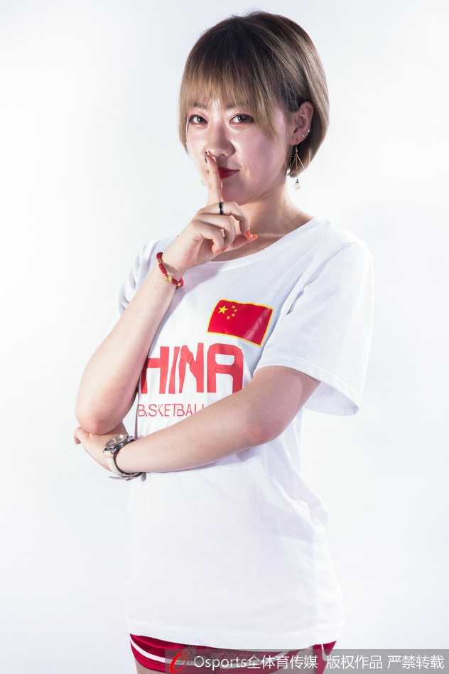 镜头特写，一位宝贝手举红色加油花球，遮住半边脸颊，更显俏皮可爱