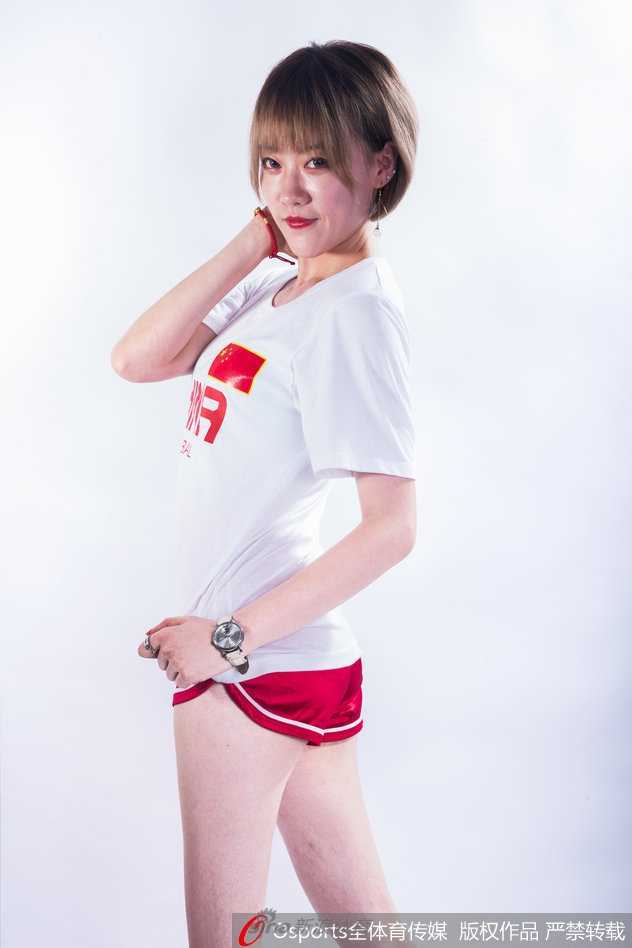 两位宝贝亲昵地并肩站立，手中比出象征胜利的手势，眼神中充满期待