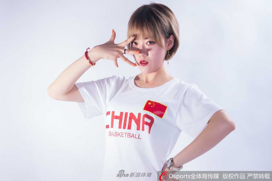 宝贝们整齐地排成一排，红色T恤与白色短裙相映成趣，展现青春活力的团队风采