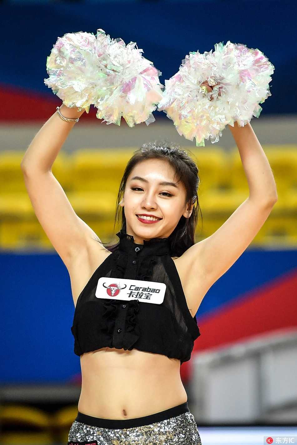 篮球宝贝们身着亮黄色闪耀战袍，在赛场中央整齐排开，高抬腿的动作充满力量感，她们飞扬的马尾辫和自信的笑容瞬间点燃了全场气氛。