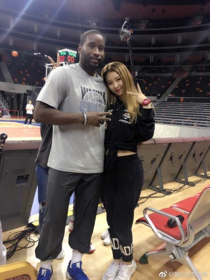 身为‘舞时尚’啦啦队队长的黄逸辉，在训练间隙与全队好姐妹合影，大家笑容灿烂，洋溢着青春与自信的光芒。