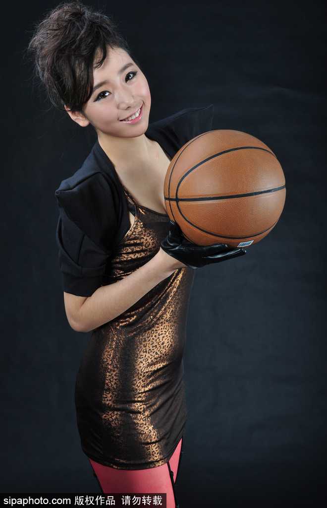 篮球宝贝腾空跃起，身体在空中形成优美的弧线，紧身衣下的肌肉线条充满爆发力，仿佛挣脱地心引力的未来女战士。