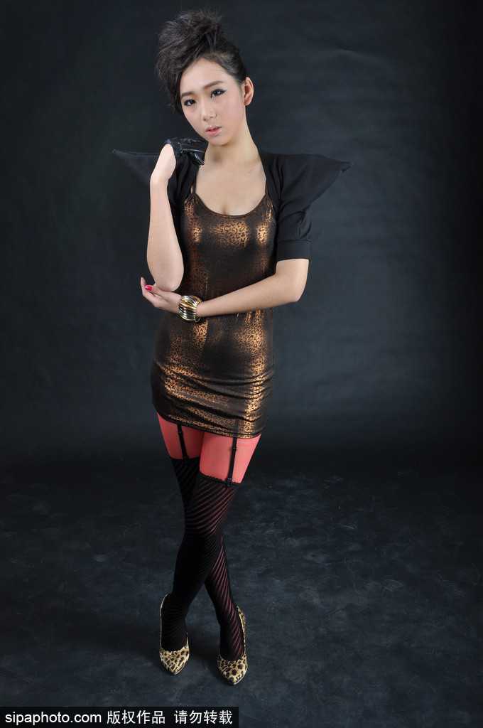 霓虹光影中，篮球宝贝扭动腰肢侧身回眸，曲线玲珑，服装上的光带随着动作闪烁，充满动感韵律，令人过目难忘。