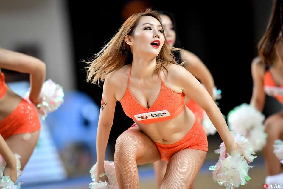 身着亮黄色动感队服的啦啦宝贝，在赛场中央高高跃起，飞扬的马尾辫和灿烂的笑容如同秋日暖阳，瞬间点燃了全场观众的激情。