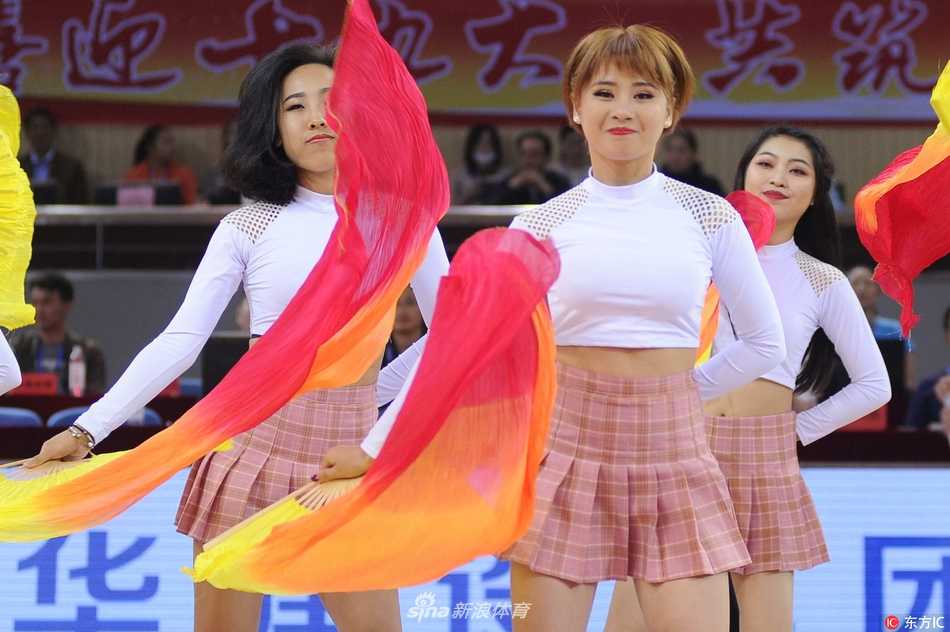 赛场边的篮球宝贝们站成一排，修长美腿在短裙下格外吸睛，她们随着音乐节奏轻松摇摆，脸上洋溢着自信灿烂的笑容。