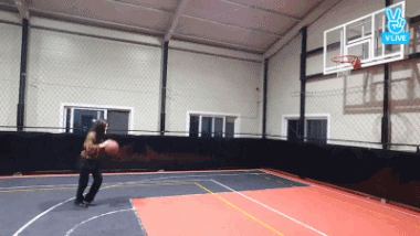 小仙女抢断后快速反击，急停跳投命中，防守者无可奈何