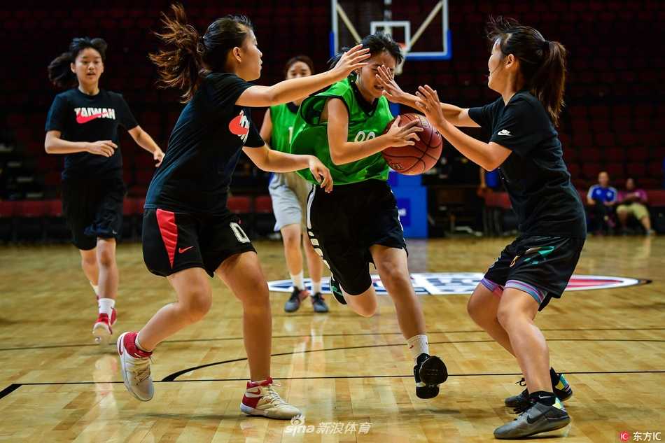 两名小球童终于见到了心中的偶像，他们略显拘谨地站在高大的运动员身旁，比出大拇指合影留念，画面定格的瞬间是梦想照进现实的最好证明。