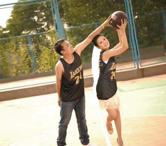 夕阳余晖洒满空旷球场，新郎轻轻托举新娘完成了一次完美的扣篮，白纱裙摆在空中划出幸福的弧线，仿佛连篮筐都在为这一刻喝彩。