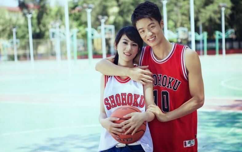 夜幕下的球场灯光温馨，新郎抱着新娘，两人深情凝望，背景是模糊的球场灯光和孤独的篮球架，营造出一种世界虽大，眼中只有彼此的静谧感。