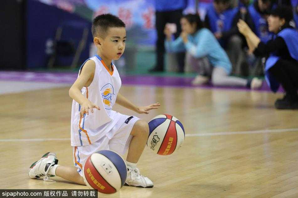 退场时，几个萌娃手牵手向观众挥手告别，走在最后的一个小不点还回头对着镜头比了个大大的“耶”，天真烂漫的笑容治愈了现场每一个人。