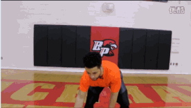 球员流畅完成背后运球动作，球在身后划出弧线，有效摆脱防守