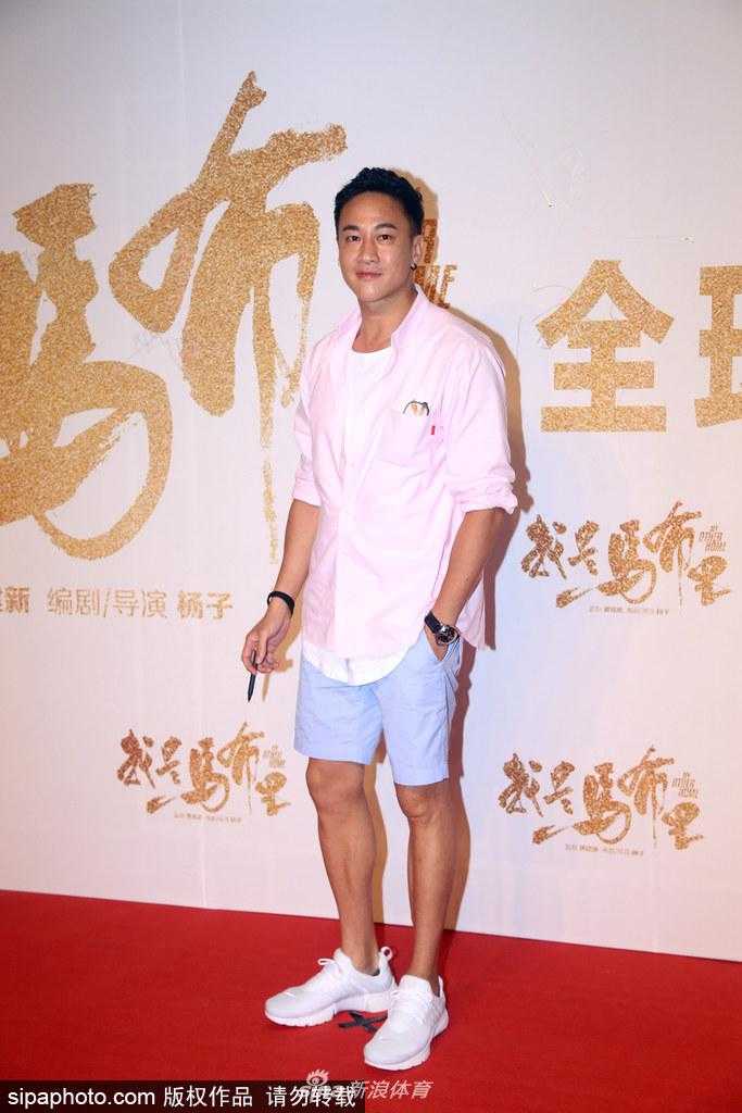 首映礼的交流环节，马布里手持话筒动情分享拍摄心得，眼神中流露出坚定与感慨。导演杨子在一旁认真倾听，身后的背景板映衬着他们共同奋斗的篮球岁月，这一刻仿佛篮球梦想与电影艺术完美交融。