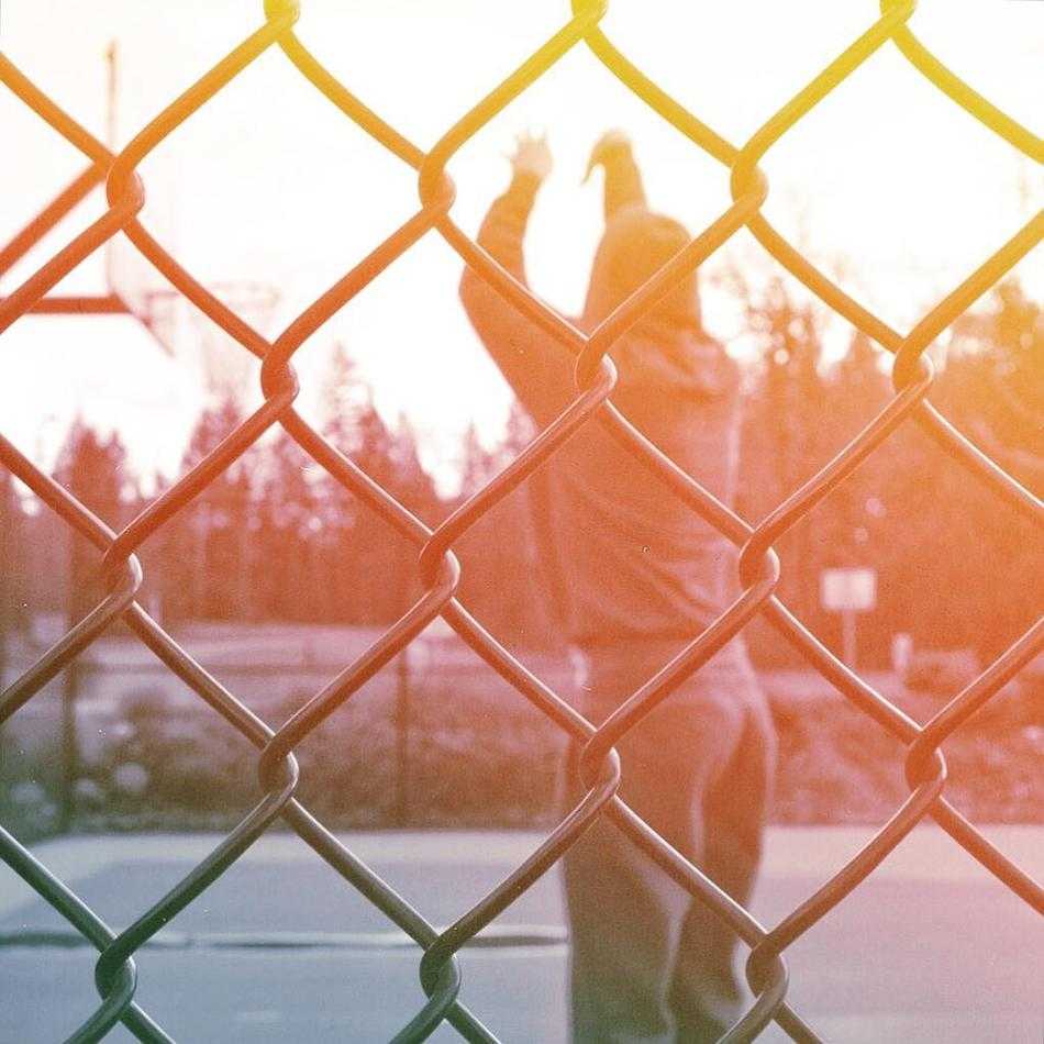 湛蓝天空下，篮球在空中勾勒出完美抛物线，直奔网心而去