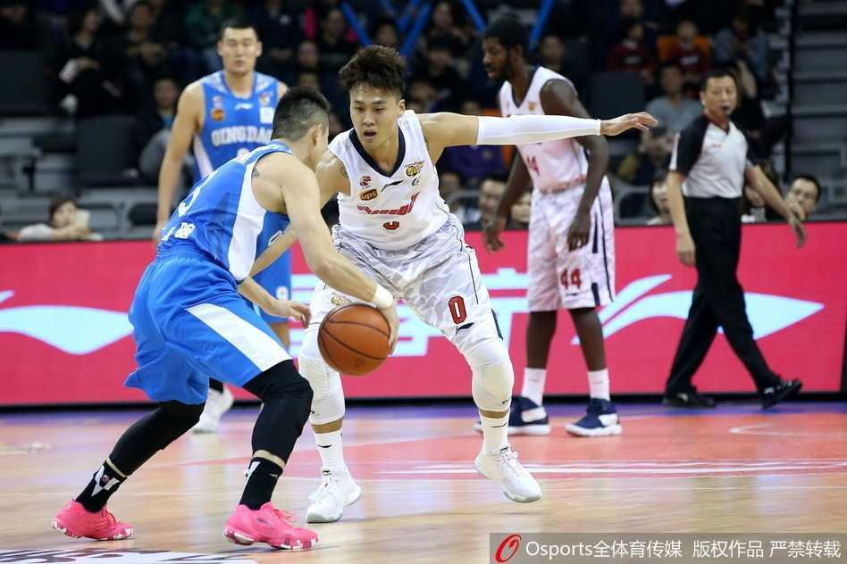 广东队任骏飞在青岛队高大内线的防守下，毫无惧色地跃起抛投，他的动作灵动而迅捷，展现了“二飞”在进攻端的多样性和大心脏。