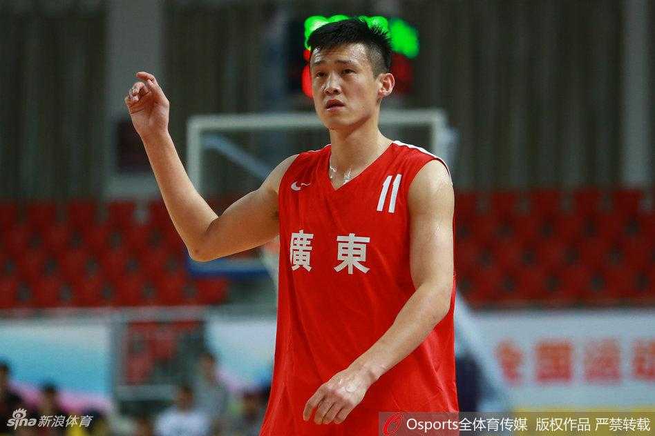 周鹏挥动双臂指挥队友落位，场上五名队员在他的号令下如同一台精密的机器开始运转