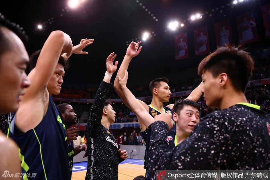 领袖回归，易建联在深圳主场霸气怒吼，仿佛将这里变成了自己的地盘，宣告着广东王朝的苏醒。
