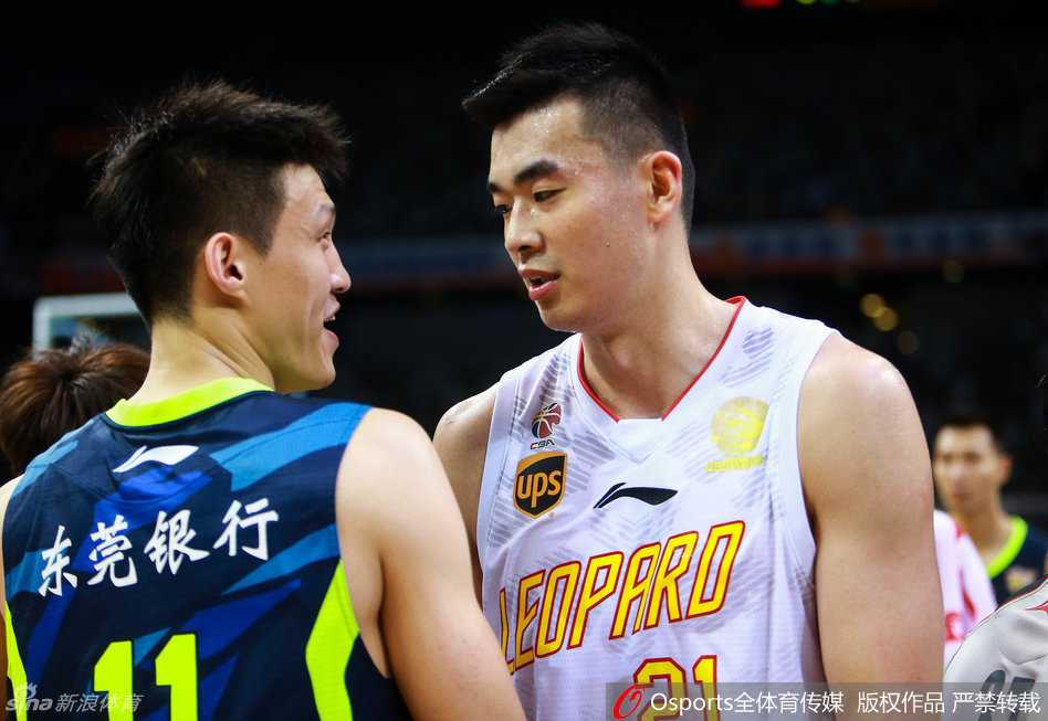 胜利的喜悦溢于言表，陈江华张开双臂纵情欢呼，这一刻他等待了太久，这是属于全队的荣耀时刻。