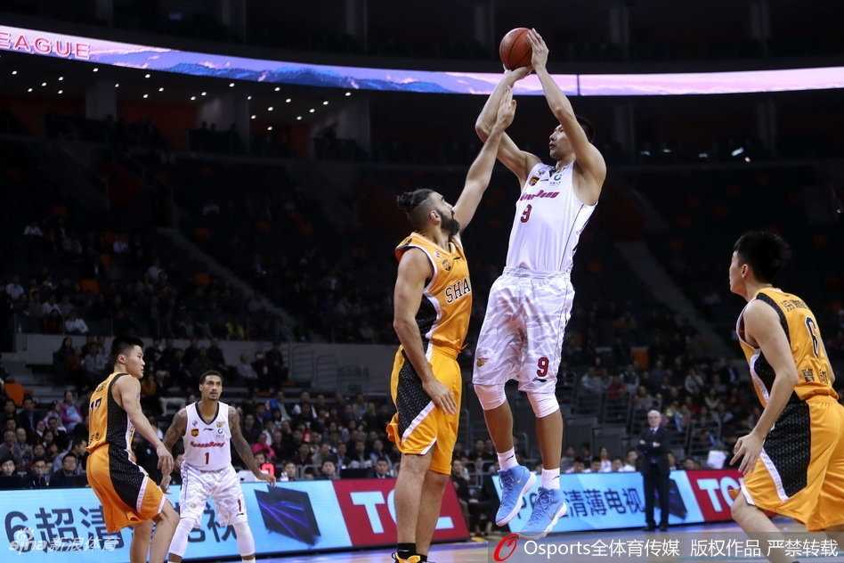 场边的广东队主帅尤纳斯目光如炬，他双手比划着战术，神情专注地指挥着场上的每一次攻防，他的运筹帷幄是球队取得这场大胜的幕后功臣。