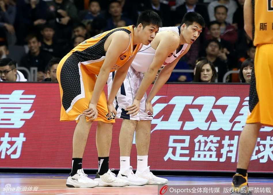 广东大外援尼克尔森面对贴身防守毫无惧色，他如同一台攻城锤一般强硬地杀入山西队禁区，在对抗中完成写意上篮，展现出全面的进攻武器库。