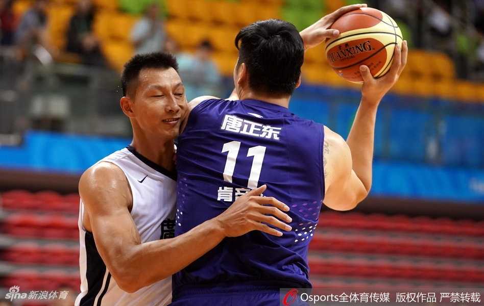 易建联在江苏队内线群中高高跃起，以一记势大力沉的单手劈扣终结进攻，老将唐正东也只能望球兴叹。