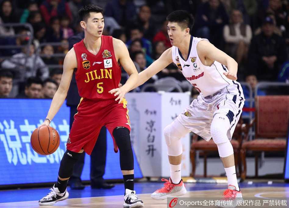 任骏飞高高跃起，以一记势大力沉的双手暴扣终结进攻，展现了国产内线的强硬与激情。