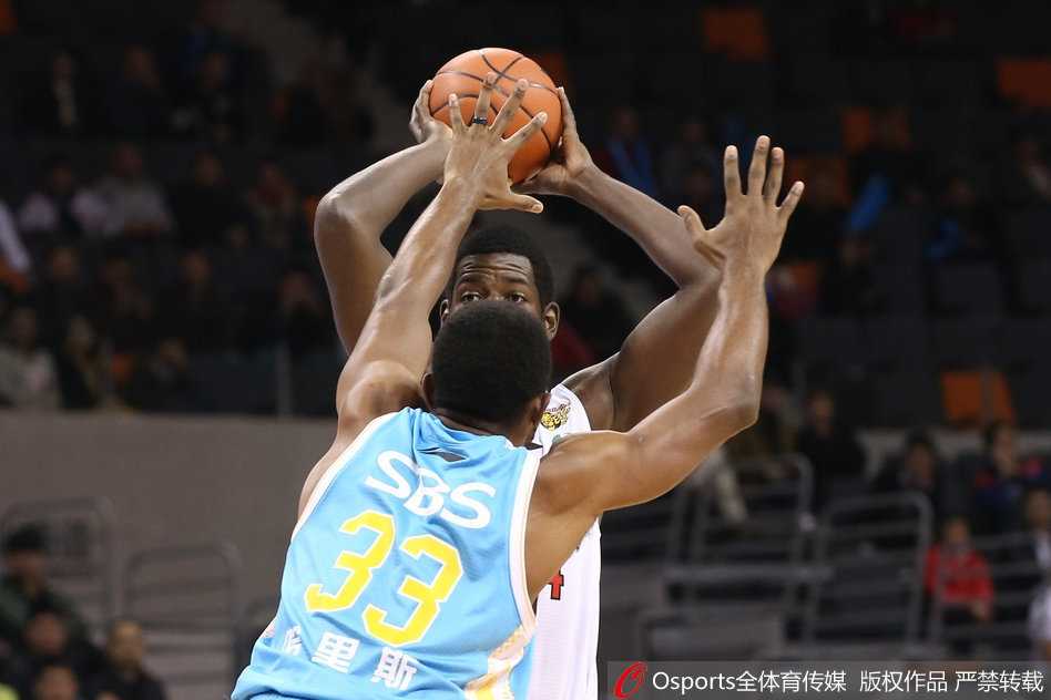 福建外援史密斯在严密包夹下强行突破，尽管广东队三名球员围追堵截，他依然奋力将球抛向篮筐，展现了极强个人能力和不服输的斗志。