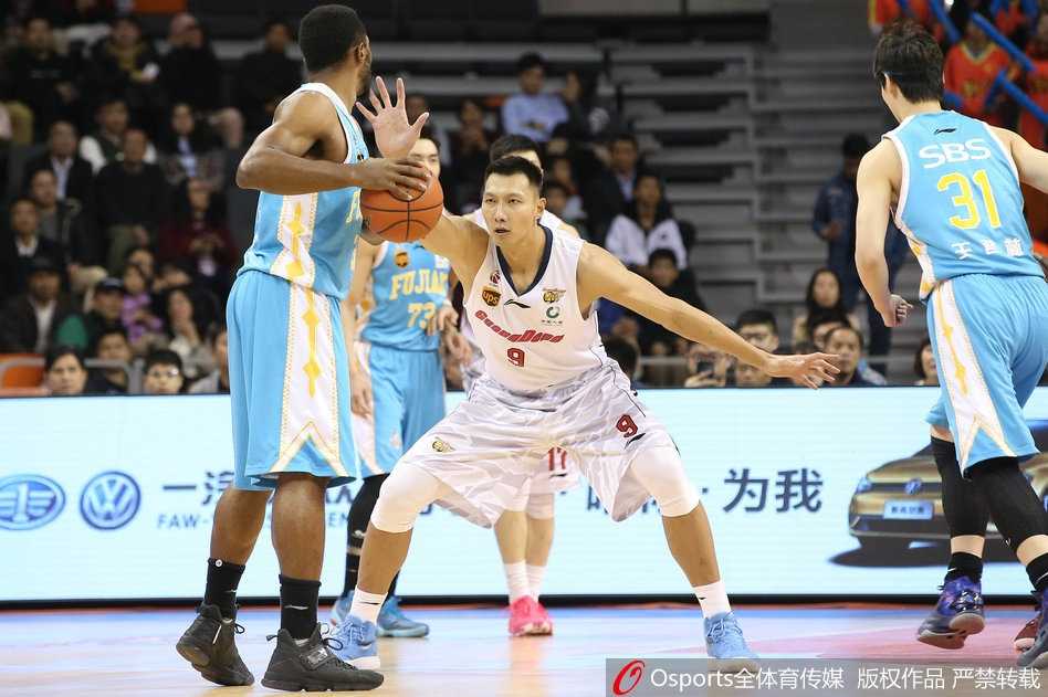 广东小外援杰克逊在快攻中如旋风般直插福建腹地，他巧妙地躲过封盖，用一记轻柔的挑篮终结进攻，这一刻他的眼神中写满了专注与自信。