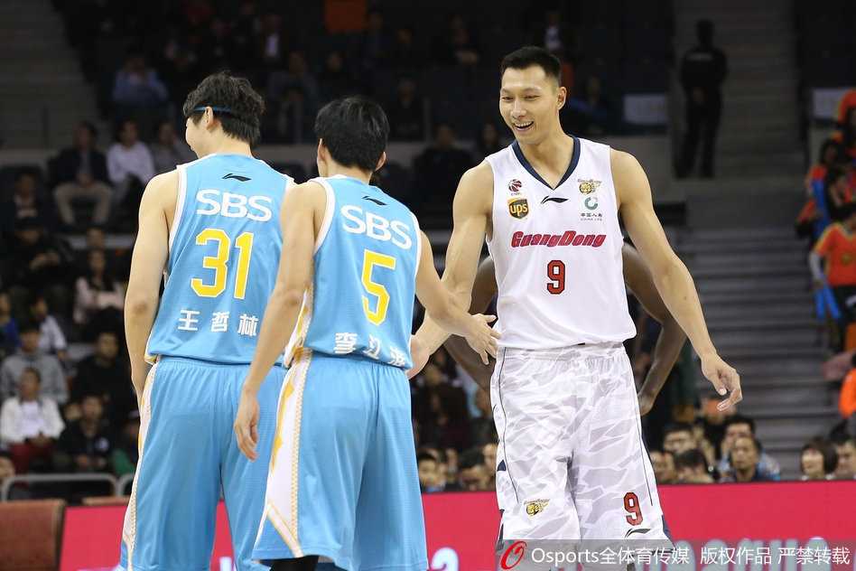 易建联在福建队内线群中高高跃起，以一记势大力沉的单手劈扣终结进攻，王哲林虽然奋力回防，却依然无法阻挡这记雷霆万钧的灌篮。