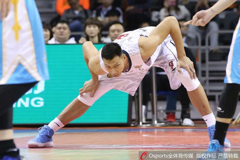 广东队长周鹏在三分线外果断出手，皮球在空中划出一道彩虹般的完美弧线，直穿篮网，这一刻他紧握双拳，脸上露出久违的坚定神情。