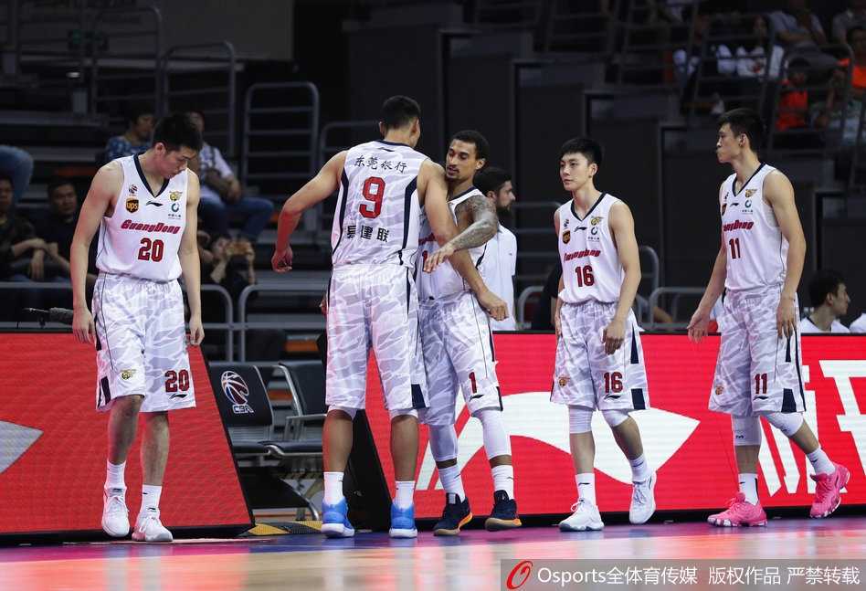 易建联在篮下卡住位置，用他标志性的柔和手感完成了一次高难度的转身跳投，八一队的年轻防守球员只能无奈地仰望。