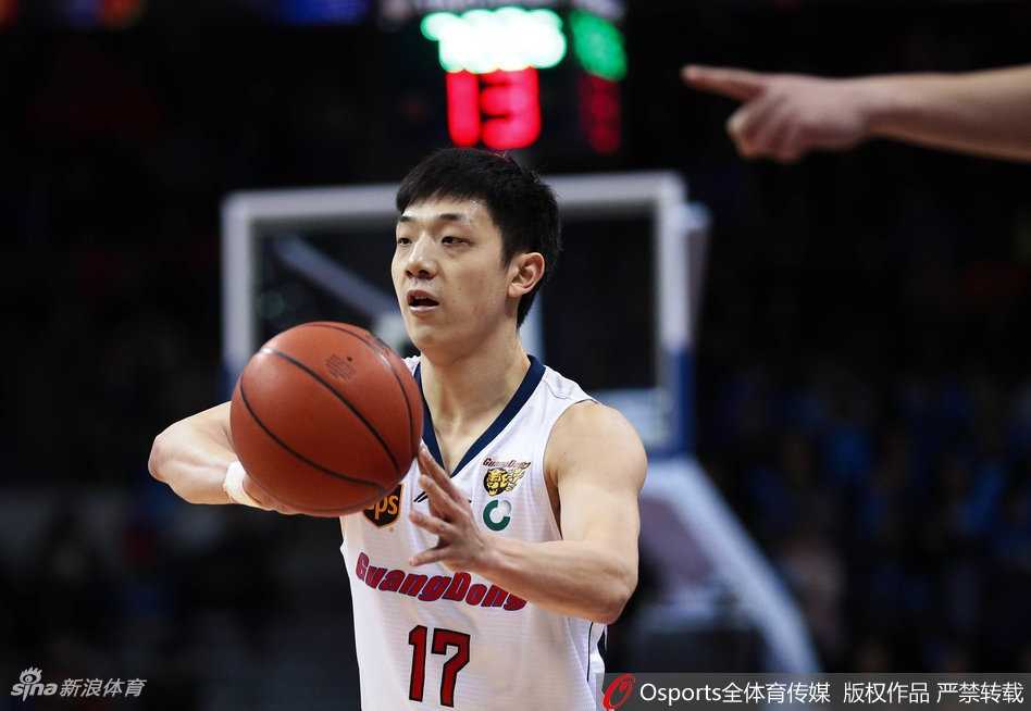 赛后，拿下两双数据的易建联与完成首秀的新队友莫里斯击掌相庆，眼神中充满肯定，这一刻象征着广东队新阵容的磨合与胜利的开始。