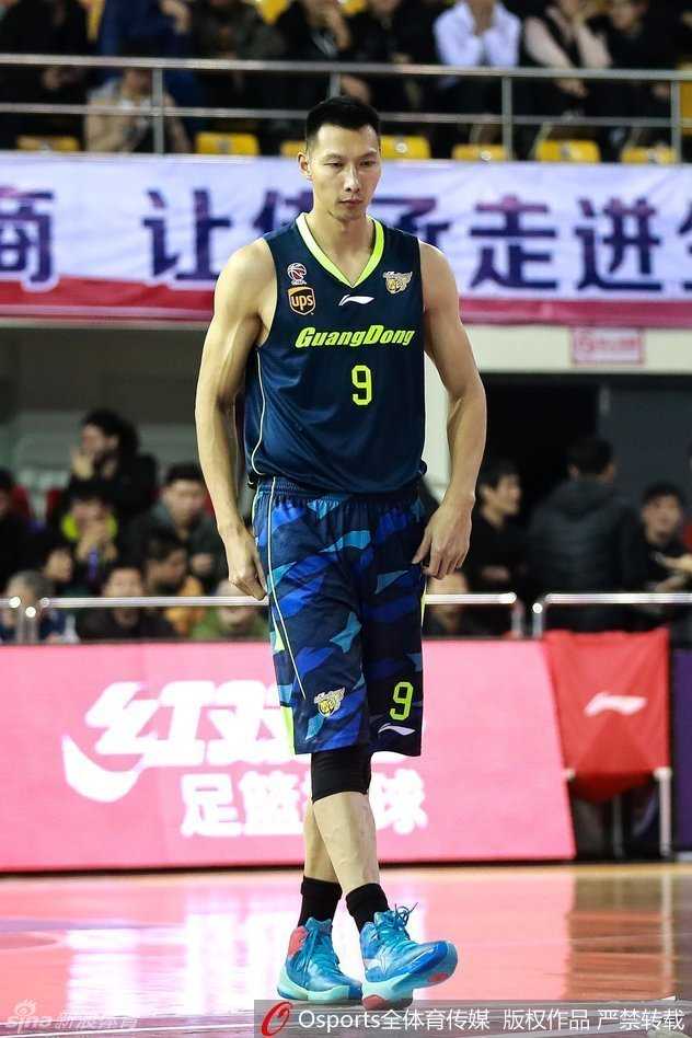 杜锋指导在场边情绪激动地向裁判投诉判罚，身后的替补席球员纷纷起立关注