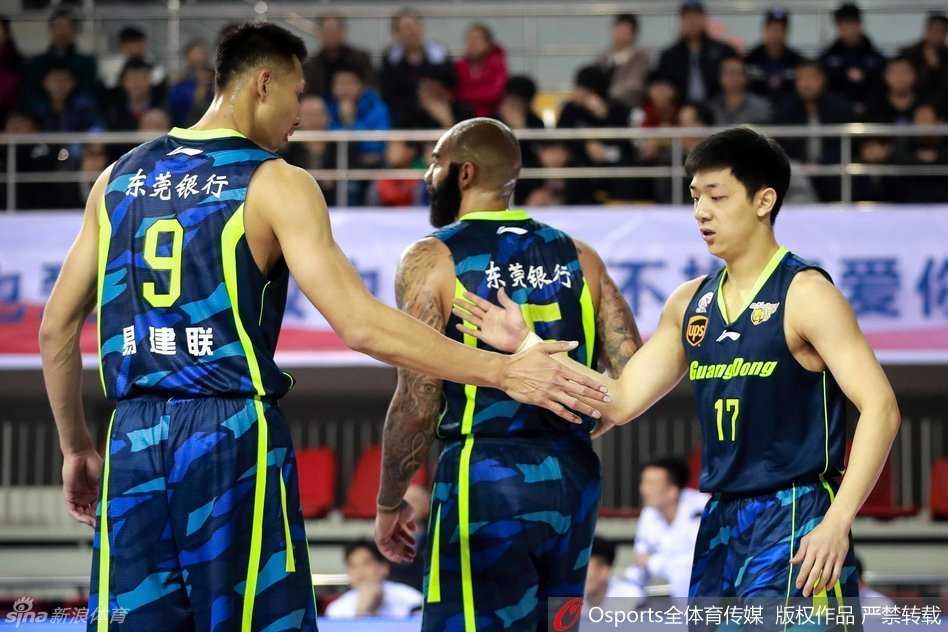 比赛进入白热化，双方球员在禁区内互不相让，肌肉碰撞迸发出激烈的火花