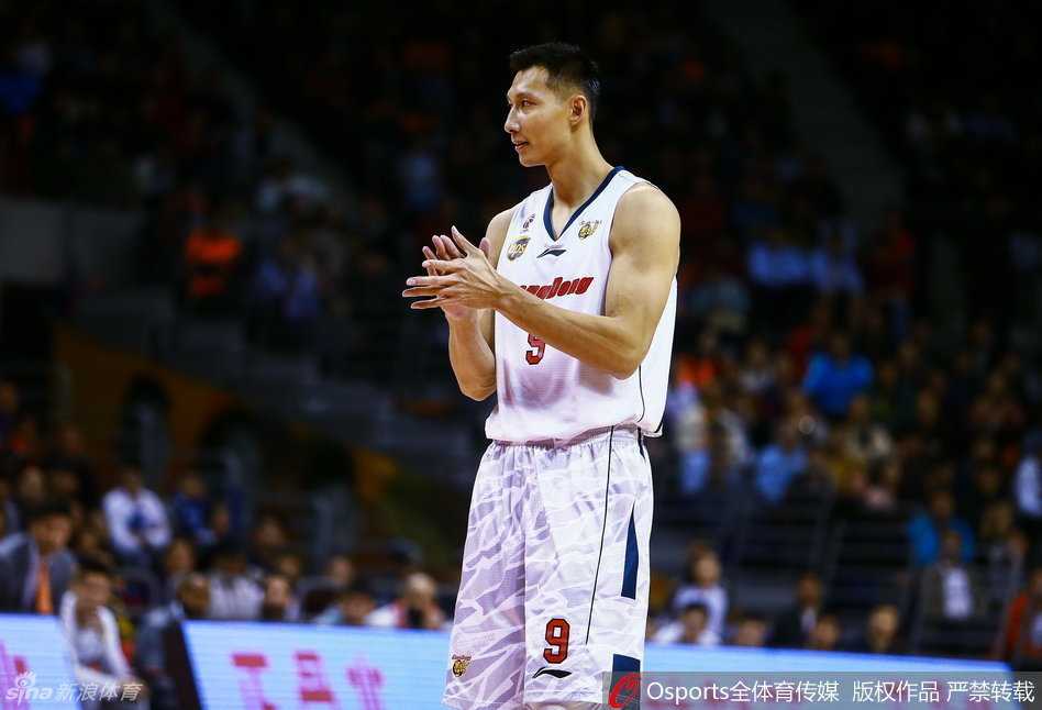 新星赵睿面对深圳防线毫无惧色，单臂运球推进时霸气一指，指挥队友落位，眼里闪烁着初生牛犊的锐气。