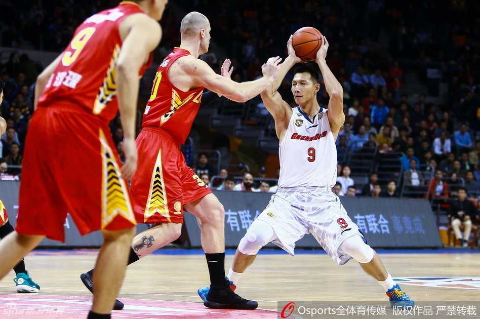 摩擦过后，易建联眼神坚毅，面对兰佩的防守连续摩拳擦掌，用一次标志性的金鸡独立跳投予以回应。